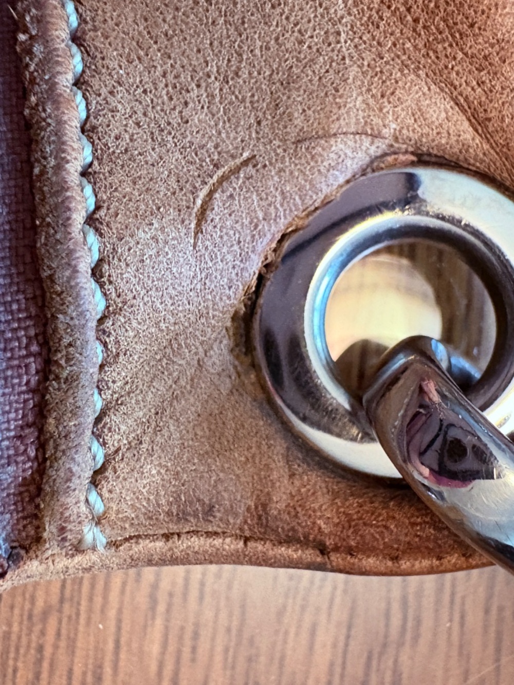 Roots Tribe Leather, Maple Leaf Urban Crossbody Pouch - Picture 9 of 9